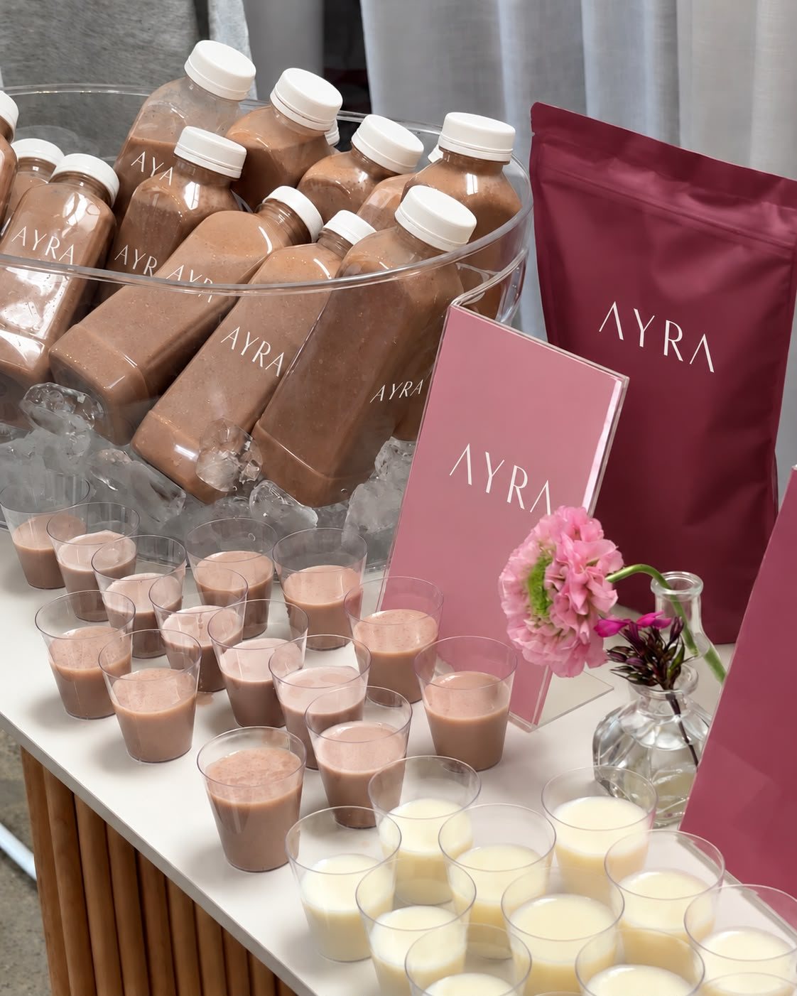 Batidos y bolsas AYRA en un evento de marca