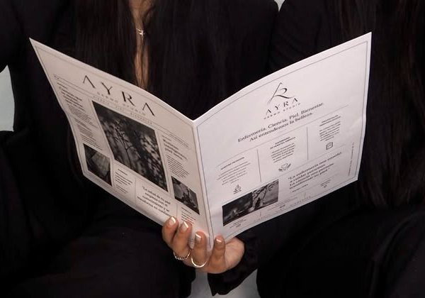 Manos sosteniendo el periódico AYRA